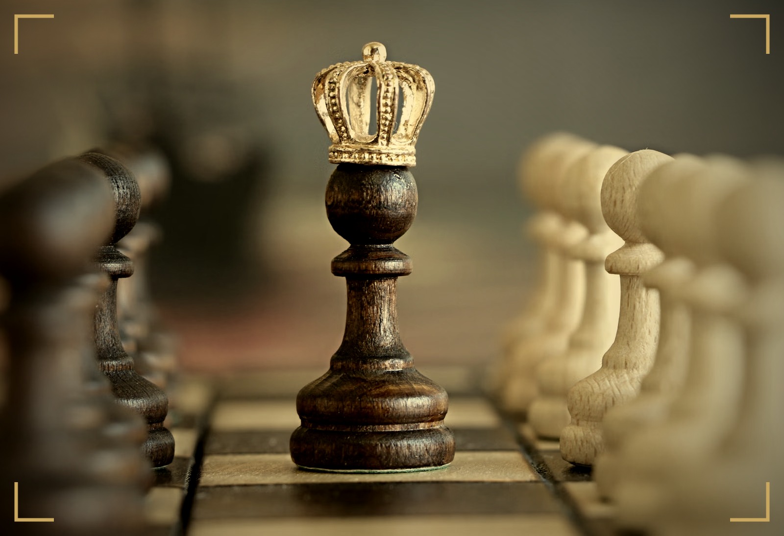 Executive Transformation — Champagner-Gold-Krone auf schwarzem Schach-Pawn zwischen Reihen